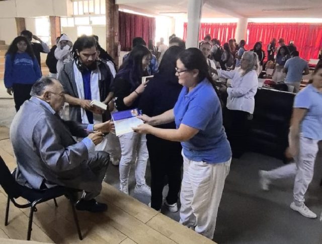 Salvador Calva Morales firmando autógrafos en 3ra jornada veterinaria