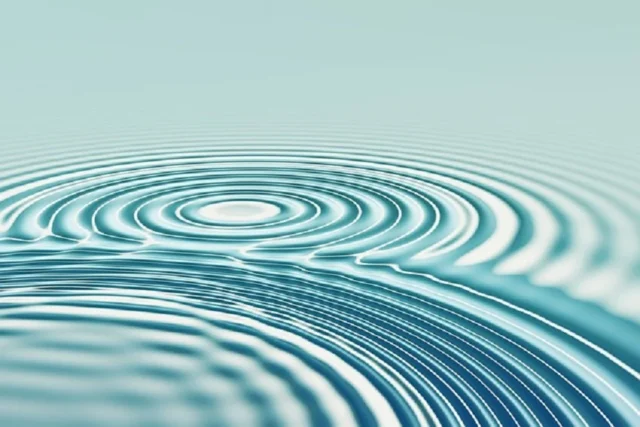 encuentro de ondas de agua transparente vértice