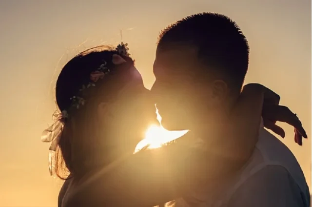 beso apasionado a contraluz