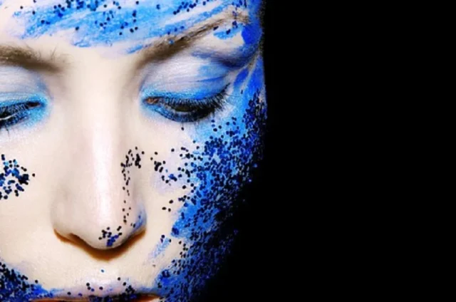 hermosa cara pintada maquillaje azul