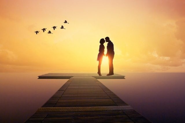 mar embarcadero cielo gaviotas pareja amor