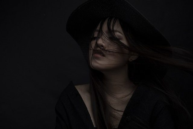mujer hermosa de cabello negro