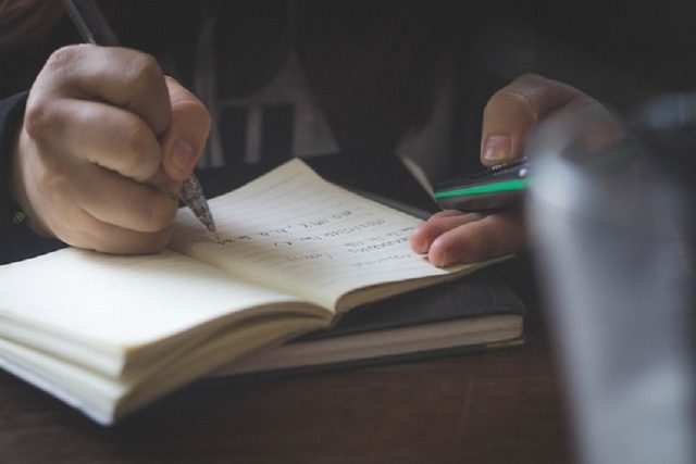 poeta escritor escribiendo