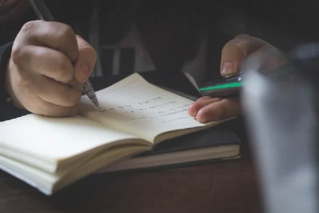 poeta escritor escribiendo