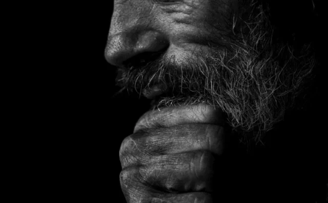 hombre pensativo en blanco y negro