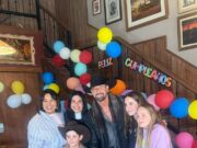 Hijas, elenco y producción de “Monteverde” le festejaron su onomástico a Gabriel Soto