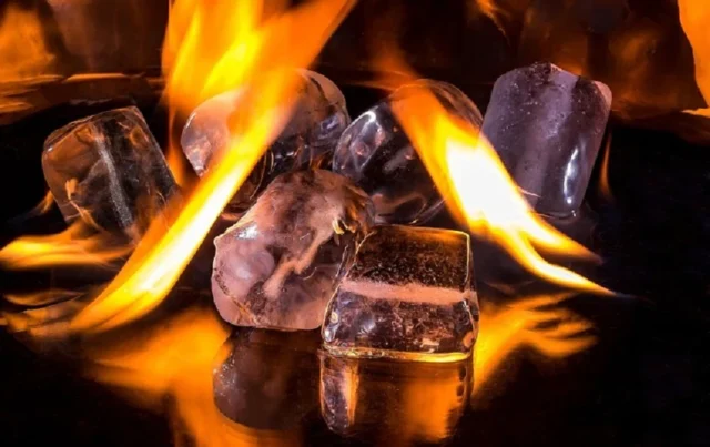 cubos de hielo en fogata fuego