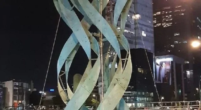sección de la escultura dos llamas de miguel peraza
