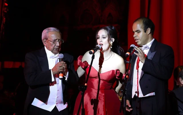 CANTARTE-TRES EN ESCENA