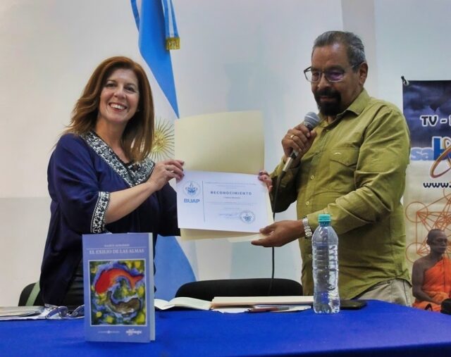 Nancy recibiendo reconocimiento presentación OK