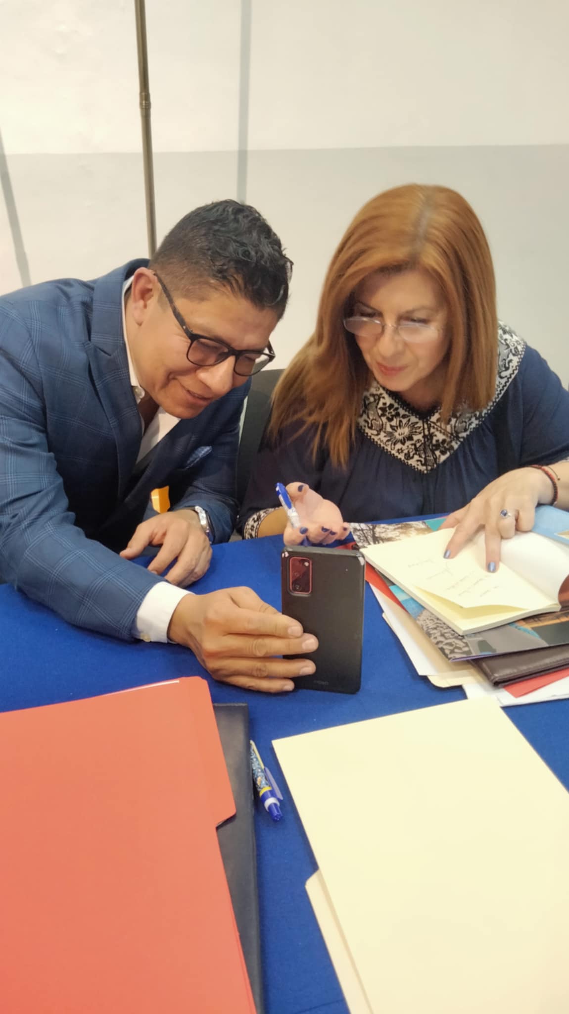 Nancy Almassio realizando la entrevista al poeta Abel Pérez Rojas en la BUAP, Puebla, México. Mayo 2025