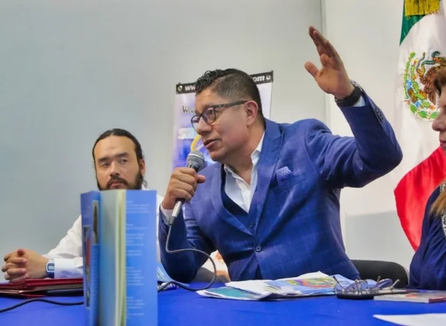 abel perez rojas levantando el brazo OK