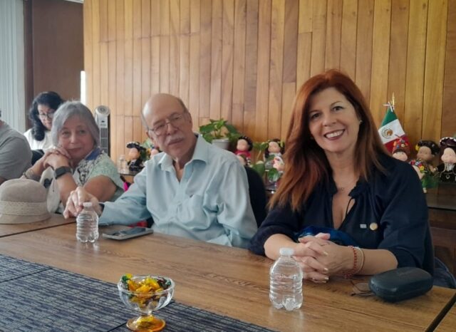 con Jorge Rodríguez Puebla nota De izq. a derecha: Miriam De León, Jorge Rodríguez y Nancy Almassio. México.2025.