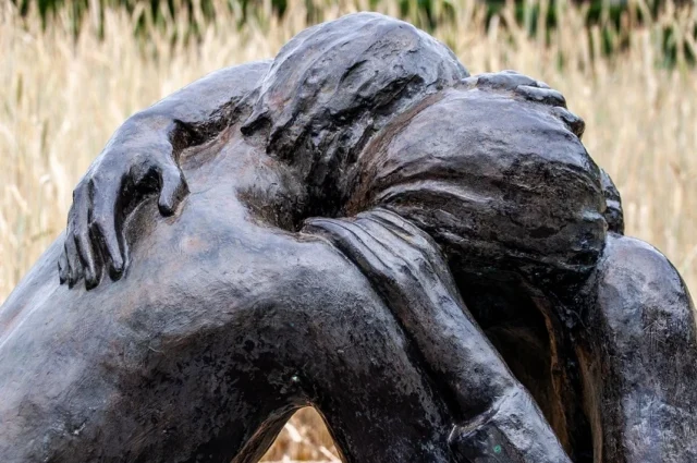escultura de abrazo