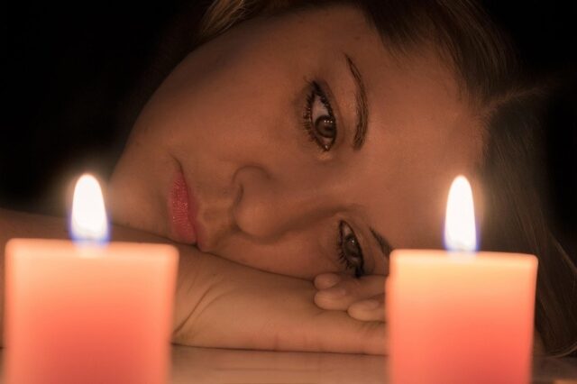 mujer pensativa velas 2