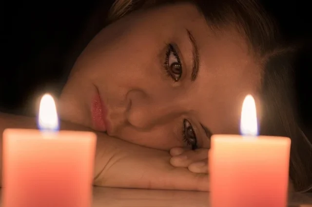 mujer pensativa velas 2