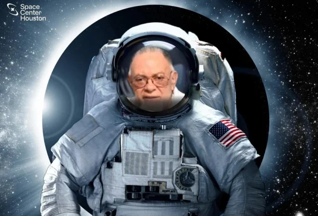 Salvador Calva Morales con traje de astronauta