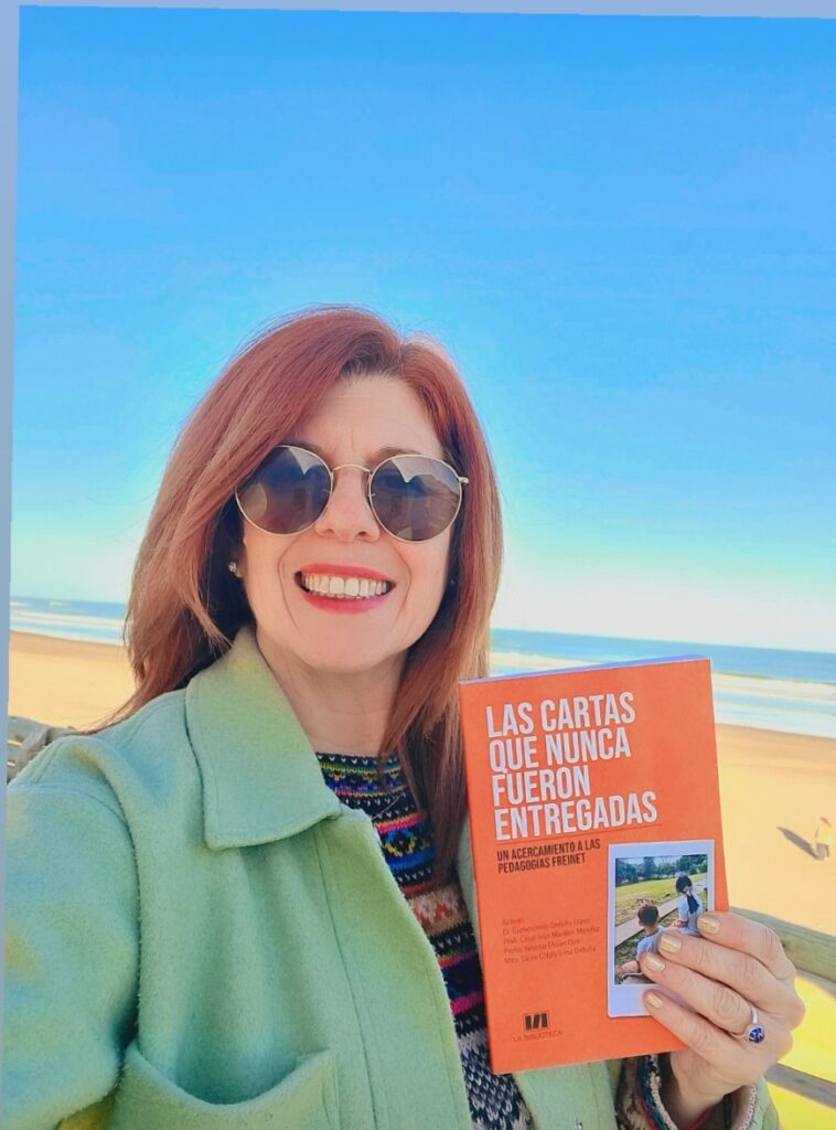 "Las cartas que nunca fueron entregadas" es exhibido desde la costa del Océano Atlántico, las playas de la ciudad de Necochea, Argentina.