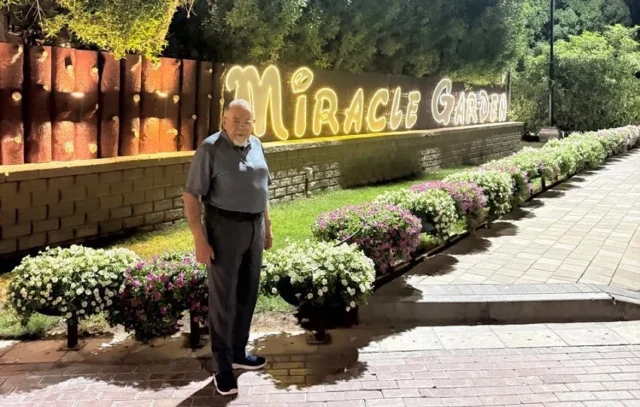 Salvador Calva Morales en el Dubai Miracle Garden