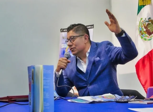 abel perez rojas brazo levantado