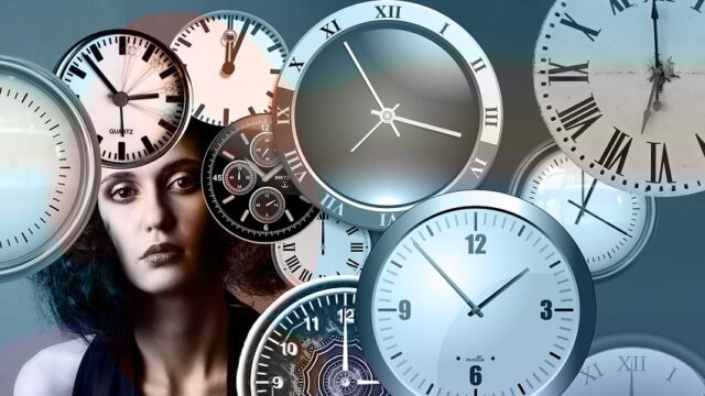 mujer y relojes tiempo