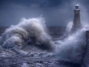Faro en la tormenta (Haiku)