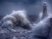 Faro en la tormenta (Haiku)