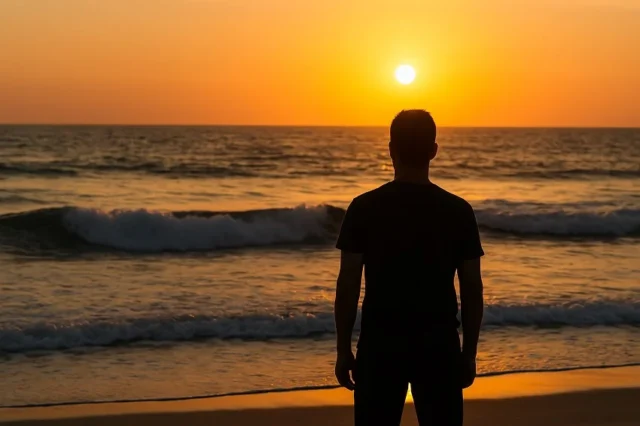 hombre viendo el mar olas atardecer