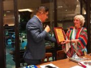 En Buenos Aires, Sabersinfin distinguió a Adriana Terán, Poetisa Cálida