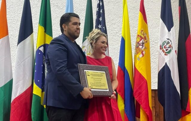 Retteryn Rosch Calva Espino con galardón