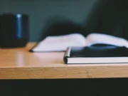 Entre la vocación y la supervivencia: el poema Soñando, de Diana Fajardo