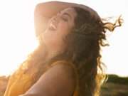 Análisis e interpretación del poema «De la vida, un pájaro» Vista lateral de la mujer feliz en una tarde soleada.