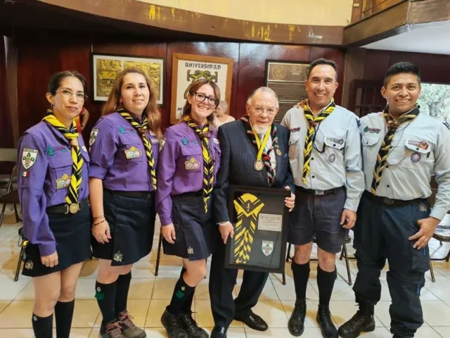 Salvador Calva Morales con Grupo 10 de scouts
