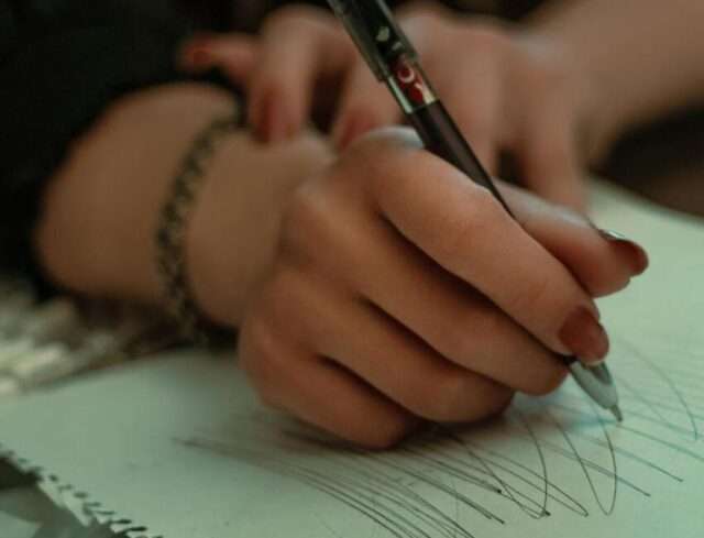 mujer, escrito con tachas, lapicero