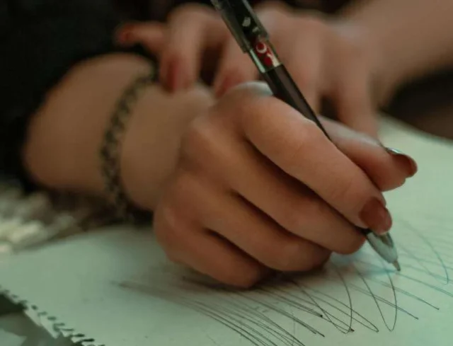Escribir lo que no se ha dicho mujer, escrito con tachas, lapicero