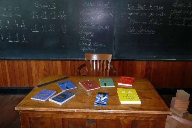 maestro docente salon de clases