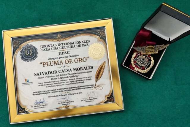 Pluma de oro para Salvador Calva Morales