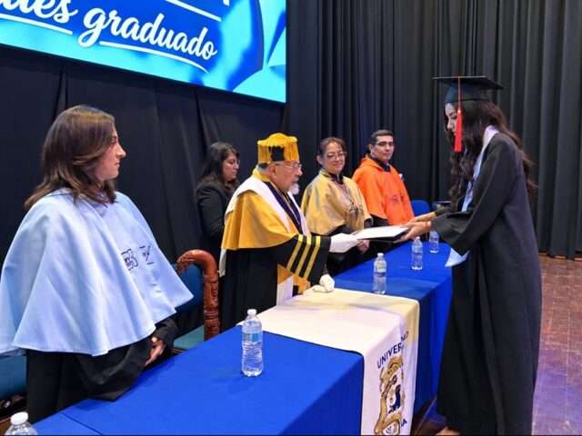 Salvador Calva Morales en graduación UMA Puebla Centro JPG