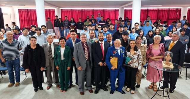 Fotografía de la distinción al mérito de la Sociedad Mexicana de Taurología